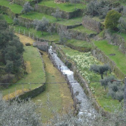 Ribeira na aldeia da Cava